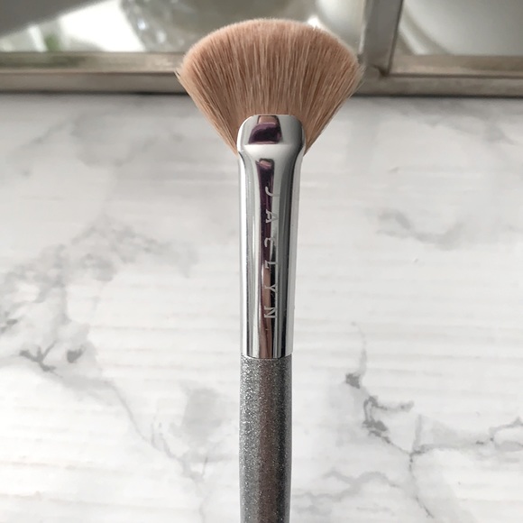 Jaclyn Cosmetics highlight brush - Picture 3 of 4